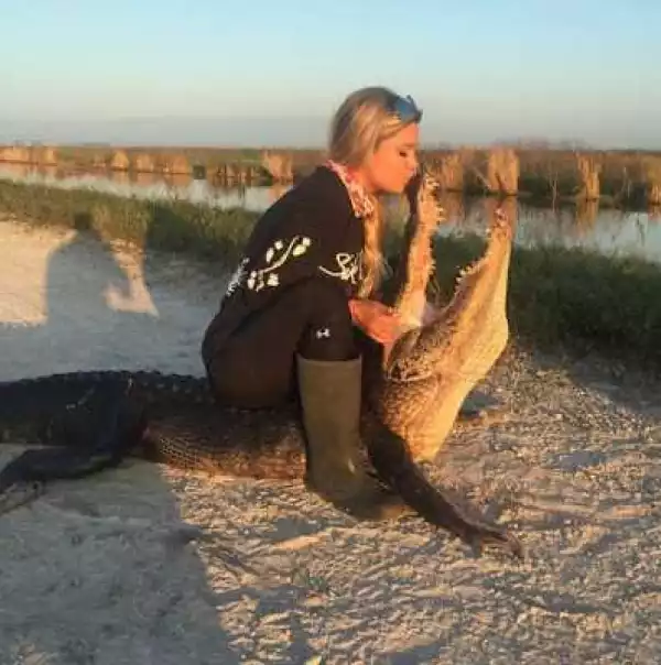 Photos: Meet The Pretty Girl Who Captures Dangerous Alligators Just For Fun